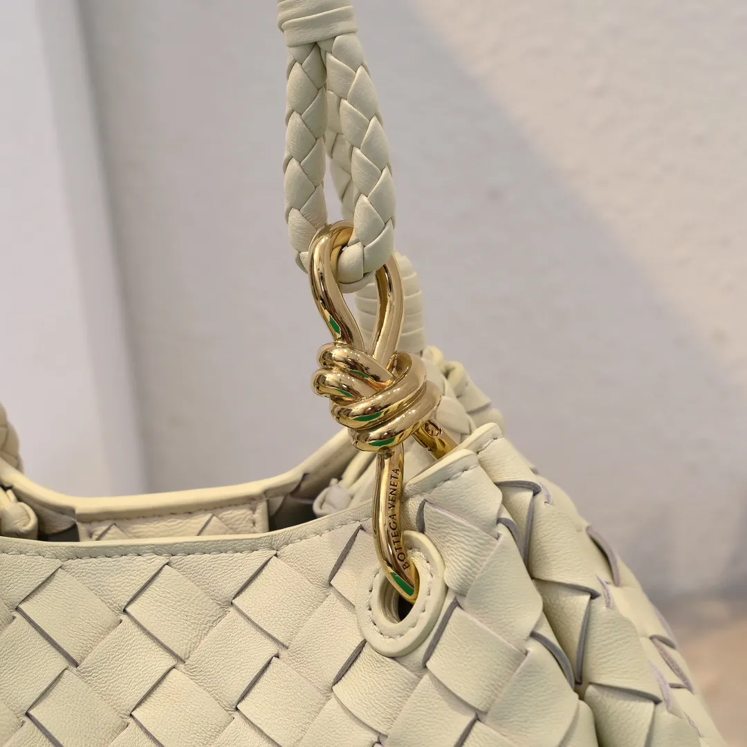 Batch 1760 BV home is new! Andiamo combines Bottega Veneta archives parachute handbags to inherit retro elements and integrate modern trends. The same style as Shu Qi's Beijing Night. It is a continuation of the classic bag. It has three functions: hand carry, shoulder and cross-body. It is embellished with metal brass knot buckles. The capacity of the small one is amazing. It can easily hold sunglasses in a box/small bottle of water/powder powder/charger and other daily necessities when going out. The upper body is versatile. Style number: 6569 Size: 21*17*16.5cm